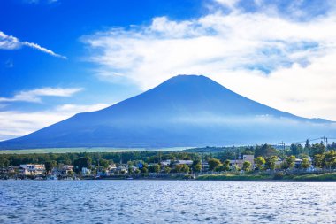 Sonbahar mevsiminde Fuji ve Yamanakako Dağı 'nın ya da Yamanaka Gölü' nün güzel manzarası