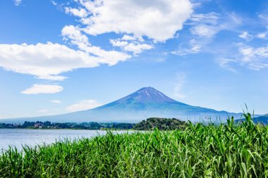 Japonya 'nın sonbahar mevsiminde Yamanako ya da yamko gölü ile Fuji Dağı' nın güzel manzarası