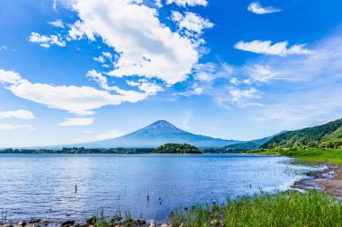 Fuji Fuji 'nin güzel manzarası etrafında akçaağaç yaprağı ya da sonbahar mevsiminde Japonya' da göl, yamashi japan