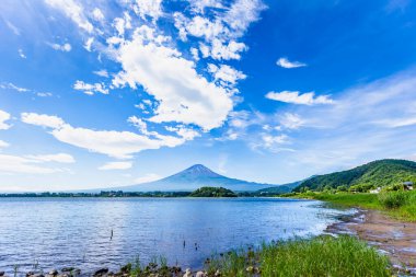 Japonya 'daki Fuji ve Yamanakako ya da Yamanaka Gölü' nün güzel manzarası