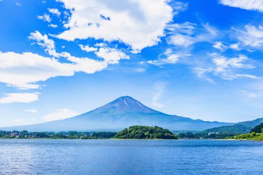 Sonbahar mevsiminde gölü olan Fuji Dağı ve Akçaağaç yaprağının güzel manzarası
