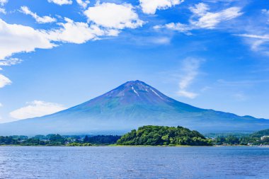 Yamanashi Japonya 'daki dağ ve göl manzarası