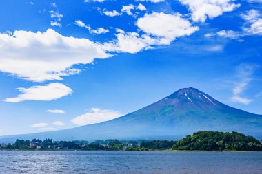 Fuji dağlı dağ manzarası ve göl