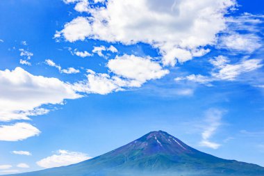 Akçaağaç yapraklı Fuji dağının güzel manzarası ya da göl ya da sonbahar mevsimi Aashi Japonya 'da.