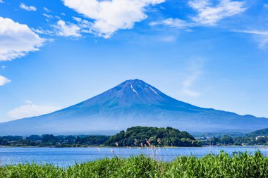 Yamanashi 'deki Fuji Gölü çevresindeki güzel dağ manzarası