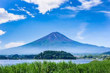 güzel dağ manzarası ve yamanashi 'nin etrafında mavi gökyüzü olan Fuji dağı