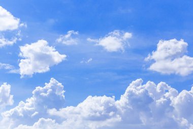 Mavi gökyüzüne karşı beyaz Cumulus bulutlar.