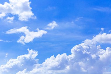 Gökyüzündeki beyaz bulutlar