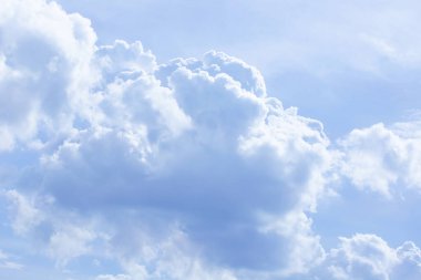 Mavi gökyüzünde beyaz bulutlar.