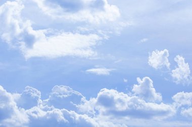 Mavi gökyüzünde beyaz bulutlar