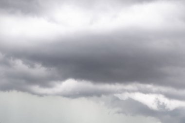 Gökyüzündeki fırtına bulutları.