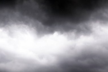 Fırtınada kara bulutlar