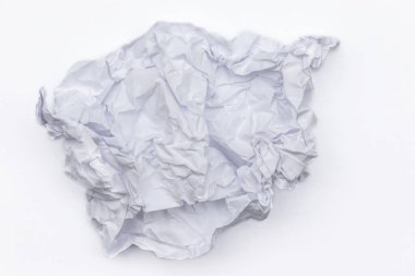 Beyaz arkaplanda buruşmuş kağıt