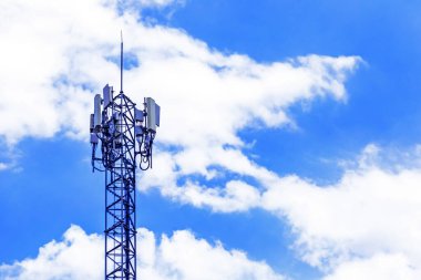 Gökyüzü arka planında cep telefonu anteniName
