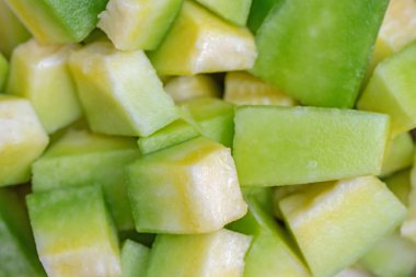 Taze yeşil salatalık kes.