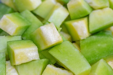 Beyaz tabakta taze yeşil salatalık..