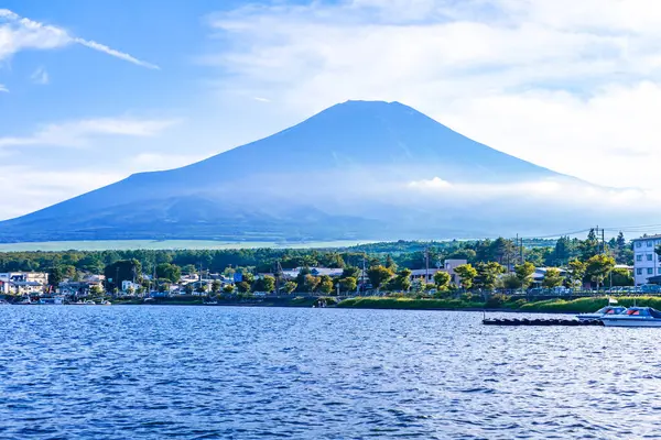 Japonya 'daki Yamanakaka Gölü Yamanaka Gölü' ne sahip güzel mimari ve bina Fuji