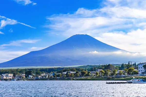 Sonbaharda Fuji Gölü ile Yamanashi Dağı 'nda güzel bir mimari ve şehir manzarası