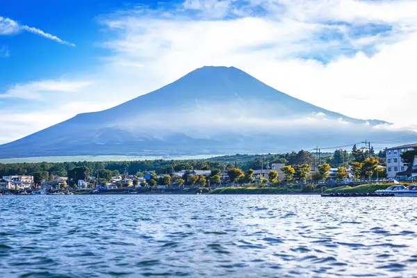 Sonbahar mevsiminde kawaguchichiko Gölü ile Fuji Dağı 'nın güzel manzarası
