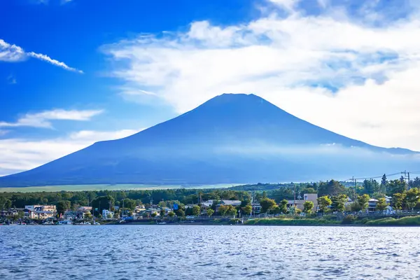 Sonbahar mevsiminde Fuji ve Yamanakako Dağı 'nın ya da Yamanaka Gölü' nün güzel manzarası