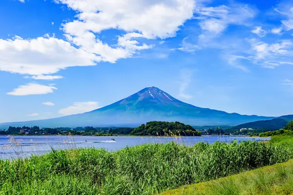 Fuji Dağı ve Aguaguda Gölü manzarası