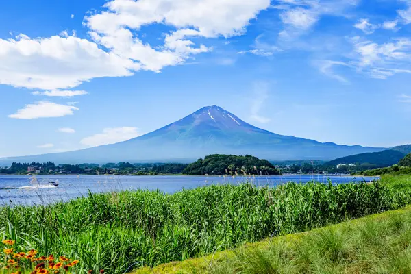 Chuanito Gölü 'nün çevresindeki Chuanito Gölü' nün güzel manzarası mevsim, Yamanashi Japonya