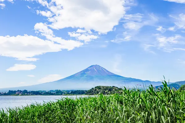 Yamanakako 'daki Fuji Gölü' nün ya da sonbahar gölü olan Japonya 'nın güzel manzarası