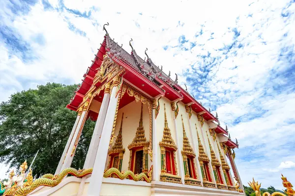 Mavi gökyüzü olan güzel Tayland tapınağı,