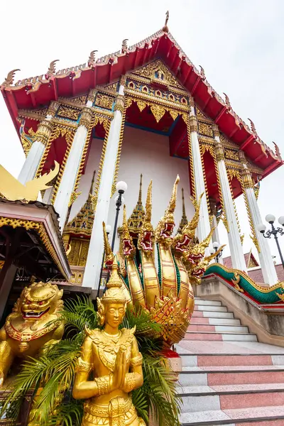 Thai Buddha 'nın altın heykeli