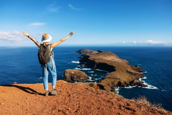 マデイラ島のポンタ ルレンコハイキングコースの海と崖への美しい景色を楽しむ女性 ポルトガル — ストック写真