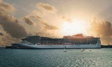 Lüks yolcu gemisi gün batımında limanda