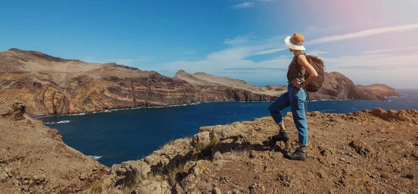 Γυναίκα Σακίδιο Στέκεται Στο Γκρεμό Και Κοιτάζει Προς Τον Ωκεανό — Φωτογραφία Αρχείου