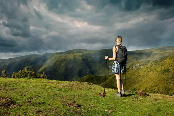Jovem Mulher Caminhando Nas Montanhas Desfrutando Uma Bela Vista Exuberante — Fotografia de Stock