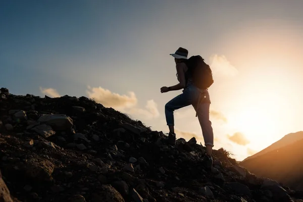 女は日の出に山に登る 達成の概念 — ストック写真