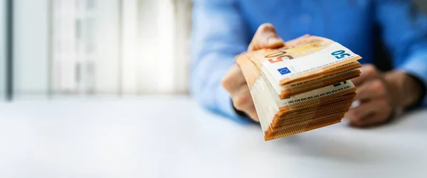 Χέρι Δίνει Τραπεζογραμμάτια Ευρώ Τραπεζική Πίστωση Δάνειο Μετρητών Ιδέα Βραβείου — Φωτογραφία Αρχείου