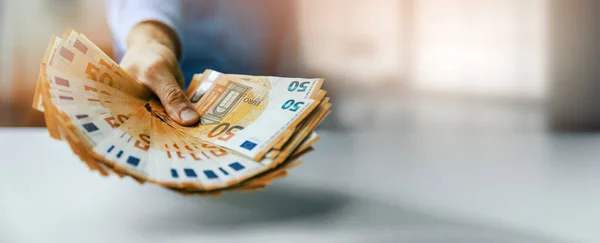 Hand Geeft Eurobankbiljetten Bankkrediet Consumentenkrediet Loterijprijzenconcept Banner Met Kopieerruimte — Stockfoto