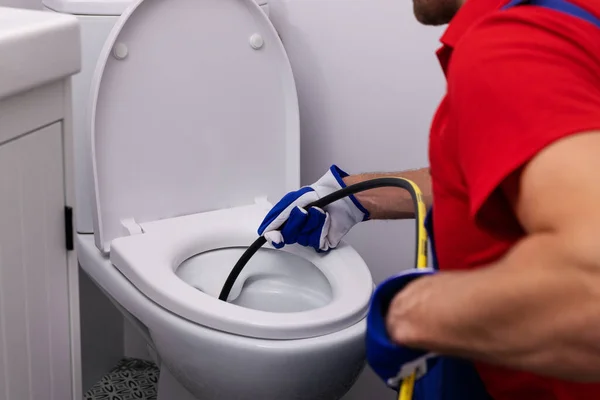 Hydraulik Odblokowuje Zablokowaną Toaletę Hydroodrzutowcem Łazience Usługi Sprzątania Kanalizacji — Zdjęcie stockowe