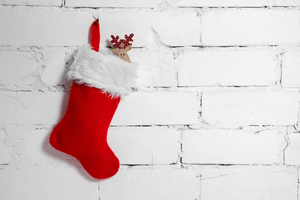 Vánoční Ponožka Jelení Výzdobou Visí Bílém Cihlové Zdi Pozadí Kopírovat — Stock fotografie