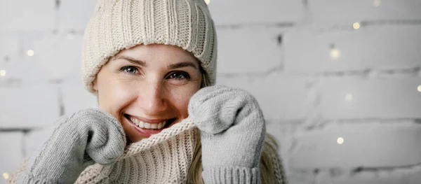 Glimlachende Vrouw Warme Winterkleding Wol Trui Hoed Wanten Handschoenen Kopieerruimte — Stockfoto