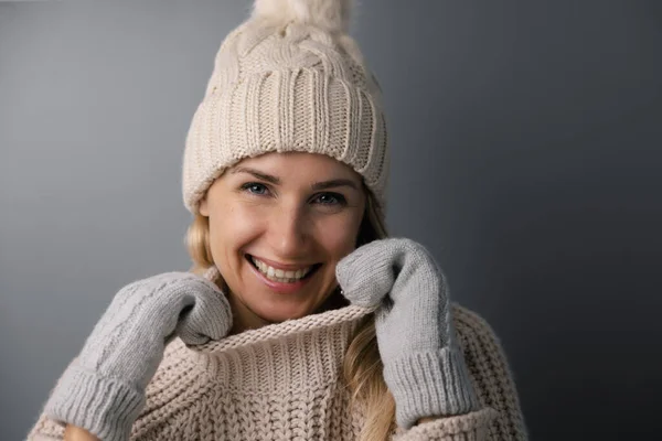 Portret Van Lachende Vrouw Warme Winterkleding Grijze Achtergrond Kleding Van — Stockfoto