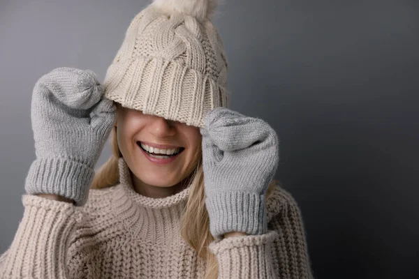 笑容满面的女人躲在针织羊毛帽子下 时尚的冬季服装 — 图库照片