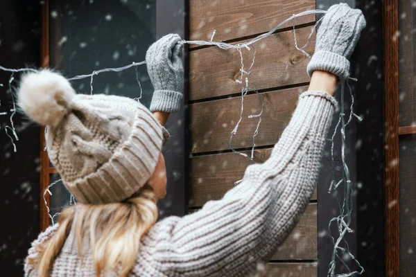 Weihnachtsdekoration Frau Installiert Elektrische Lichterketten Hausaußenfassade Stockbild