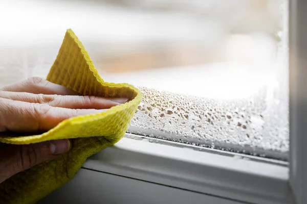 Hohe Luftfeuchtigkeit Haus Hand Wischt Wasserkondenswasser Von Kunststoff Fensterglas Raum — Stockfoto