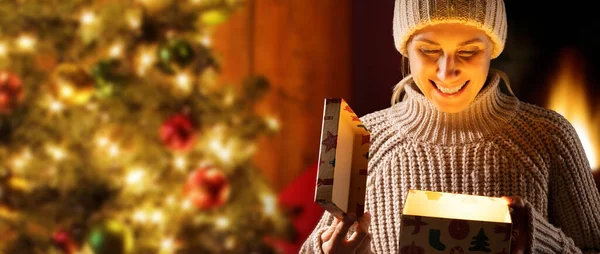 Šťastná Žena Otevírá Vánoční Dárkovou Krabici Magický Dar Světlem Uvnitř — Stock fotografie