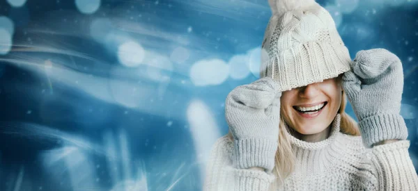 Glimlachende Vrouw Warme Kleren Blauwe Winterachtergrond Verborgen Gezicht Onder Gebreide — Stockfoto