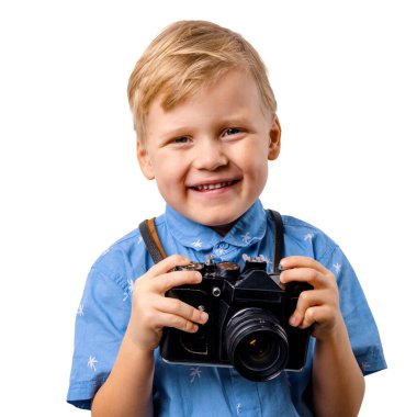 Beyaz arka planda izole edilmiş, elinde retro film kamerası olan gülümseyen bir çocuğun portresi.