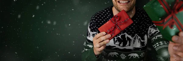 Hombre Sonriente Jersey Navidad Mostrando Cajas Regalo Envueltas Fondo Verde — Foto de Stock