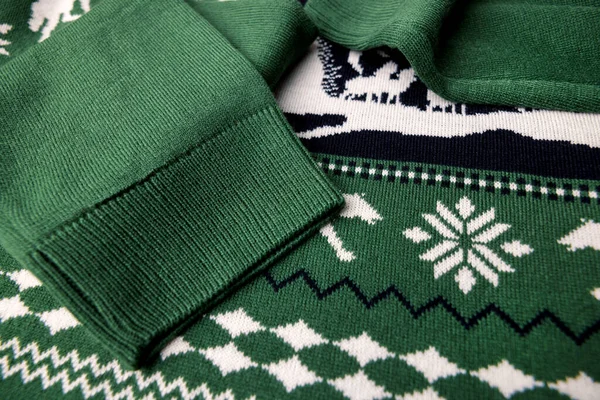 緑のクリスマスセーターの生地の質感のクローズアップ 暖かい冬服 — ストック写真