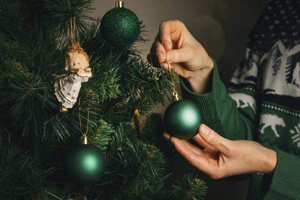 Στολίζοντας Ένα Χριστουγεννιάτικο Δέντρο Κοντινό Πλάνο Των Γυναικείων Χεριών Κρεμάσει — Φωτογραφία Αρχείου