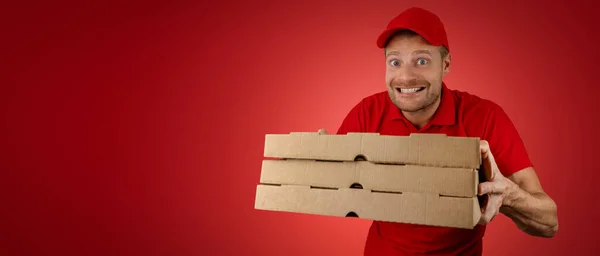 Homem Entrega Engraçado Com Caixas Pizza Fundo Vermelho Banner Com — Fotografia de Stock